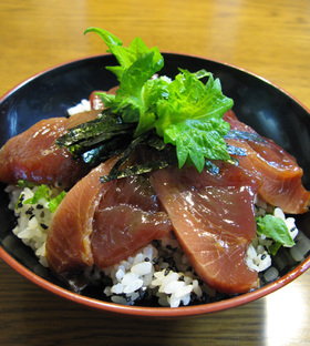 しそと胡麻がたっぷり✿かつおの手こね風丼