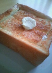 バターがジュワッ☆美味しい厚切りトースト