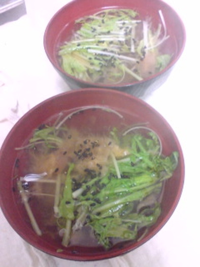 昆布茶で：水菜と梅のスープの写真