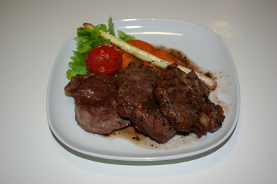 ラム肉のステーキ～バルサミコソース～の写真