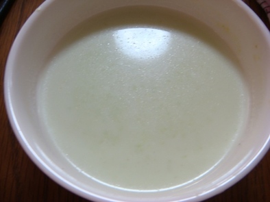 グリーンピースの冷製スープの写真
