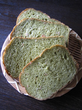 抹茶パン ナッツ入りで。