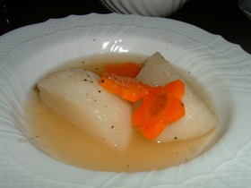 丸鶏がらスープを使ってかぶのスープ煮。