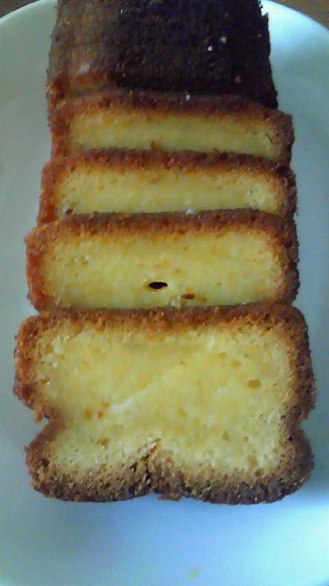 レモンの皮が沢山入ったケーキの画像