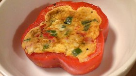 お弁当にピッタリのパプリカの卵焼き