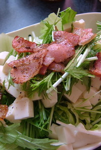カリカリベーコンのせ豆腐と水菜のサラダ