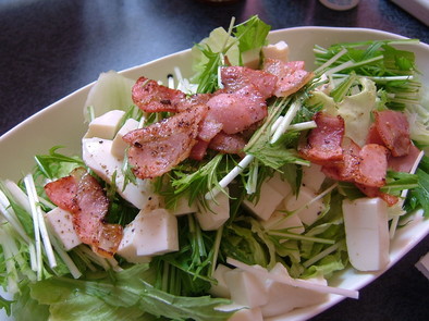 カリカリベーコンのせ豆腐と水菜のサラダの写真