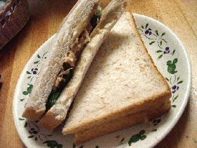 ツナとごぼうのサンドイッチの画像