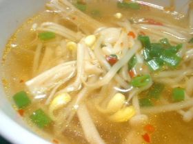 豆もやしとエノキの辛いスープ。