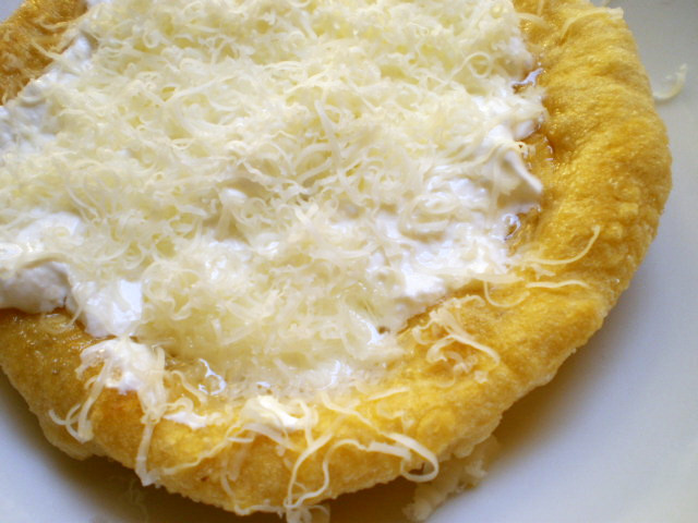 ラーンゴシュ（ハンガリー風揚げパン）の画像