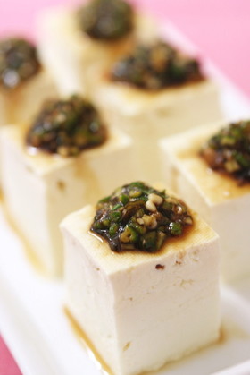 お豆腐に。刻み生オクラと塩昆布のとろねば