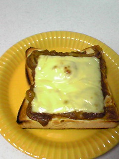 残ったカレーのチーズトーストの画像