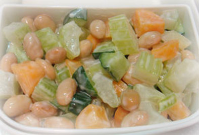 大豆・セロリ・人参でコロコロ３色サラダの写真