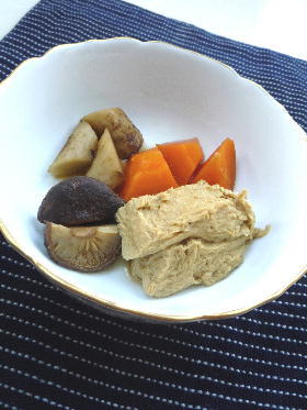 自家製凍み豆腐で カレー味の和風煮物