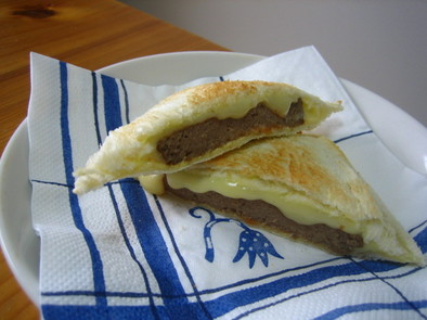 おうちでランチパック☆ハンバーグ＆チーズの写真