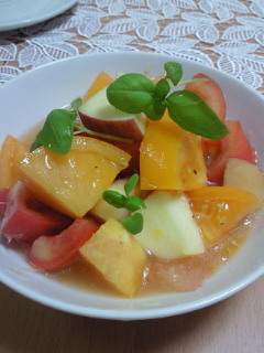 彩りフルーツとトマトのサラダの画像
