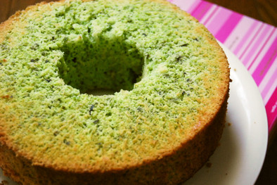 鮮やかグリーンのゴーヤシフォンケーキの写真