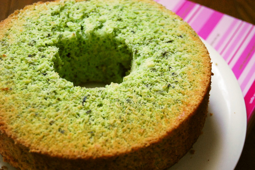 鮮やかグリーンのゴーヤシフォンケーキの画像