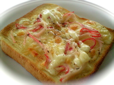 カニかまのチーズマヨトーストの写真