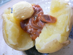 じゃがバターには塩辛を乗せて♡