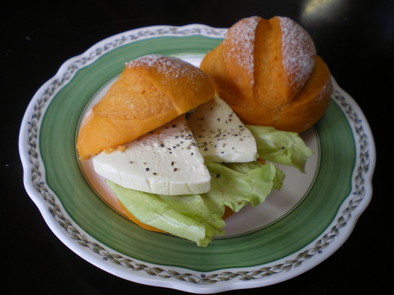 朝食に充実野菜なパン♪（レンジパン）の写真