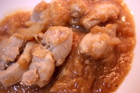 鶏肉の玉ねぎ黒酢ソース煮込み