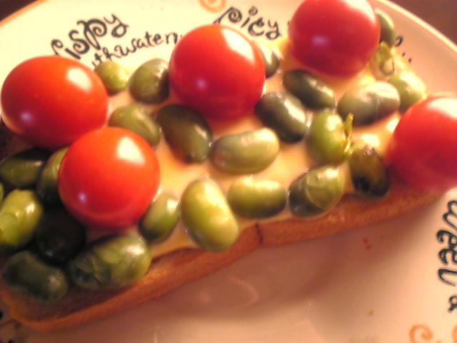 枝豆とミニトマトとチーズのトーストの画像