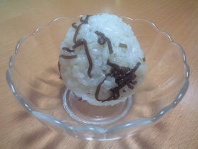 鮭マヨと塩昆布のおにぎり