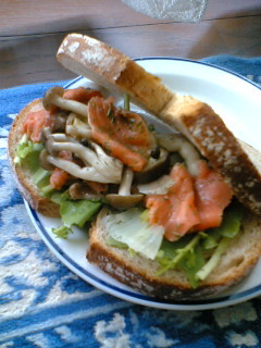 さっぱり野菜とサーモンのサンドイッチの画像