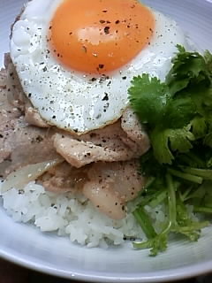 簡単！タイ料理風♪とろ〜り卵のせ豚肉ご飯の画像