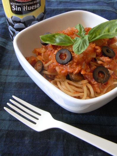 オリーブとツナのトマトスパゲティの写真