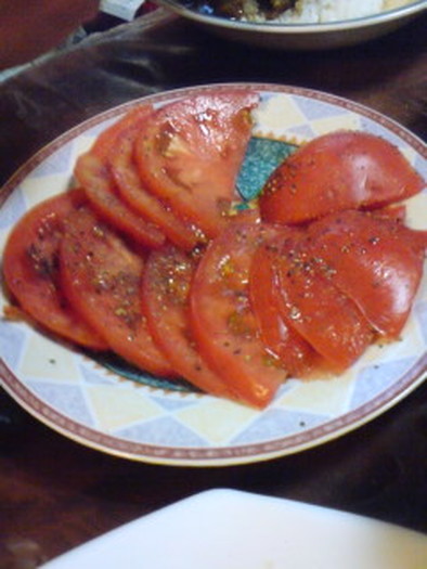 新鮮完熟トマトのお気に入りシンプルサラダの写真