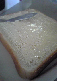 パンがつぶれないマーガリンの塗り方