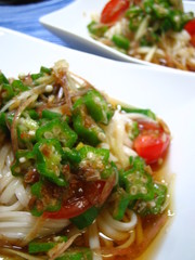 ♪おくら茗荷トマトのせの冷たいうどん♪の写真