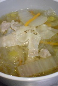 どんどん食べれる☆白菜と豚肉の春雨スープ