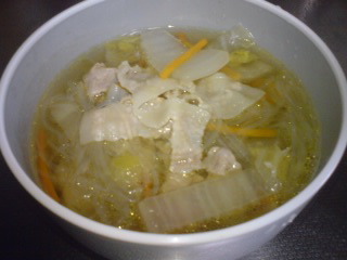 どんどん食べれる☆白菜と豚肉の春雨スープの画像