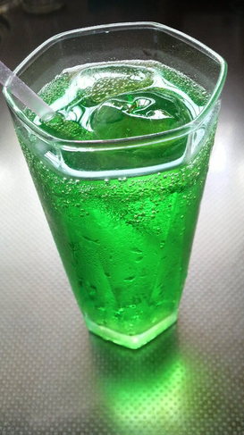 かき氷シロップで簡単♪美味☆メロンソーダ