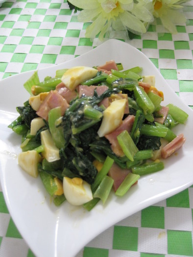 小松菜とゆで卵の和え物の写真