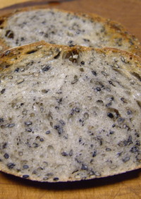 真っ黒ゴマパン・・・天然酵母のパン