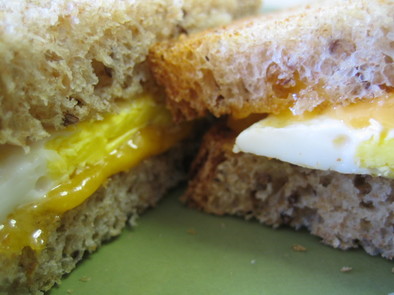 エッグ＆チーズサンドイッチの写真