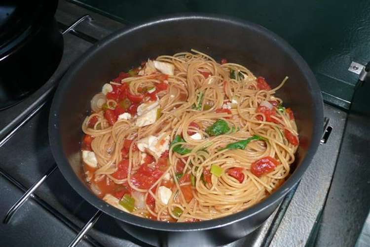 白身魚とトマトのパスタ キャンプ向け レシピ 作り方 By Zelie クックパッド