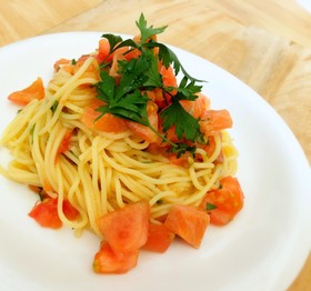 簡単トマト・サーモン・大葉の冷製パスタ