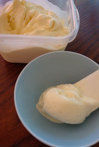 アイスクリームメーカーで　バニラアイス。
