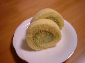 抹茶クリームのロールケーキ