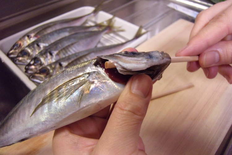 必見 割り箸 で魚の内臓を取る方法 レシピ 作り方 By デリっち クックパッド