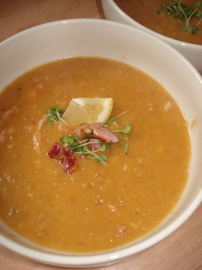 レンズ豆（レンティル）とベーコンのスープの写真