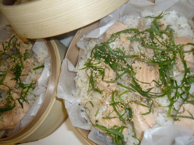 鮭のせ梅蒸しご飯の写真