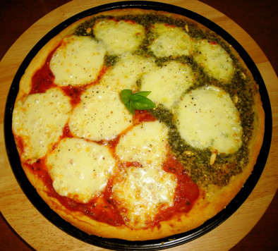 ジェノベーゼとマルガリータのピザの写真