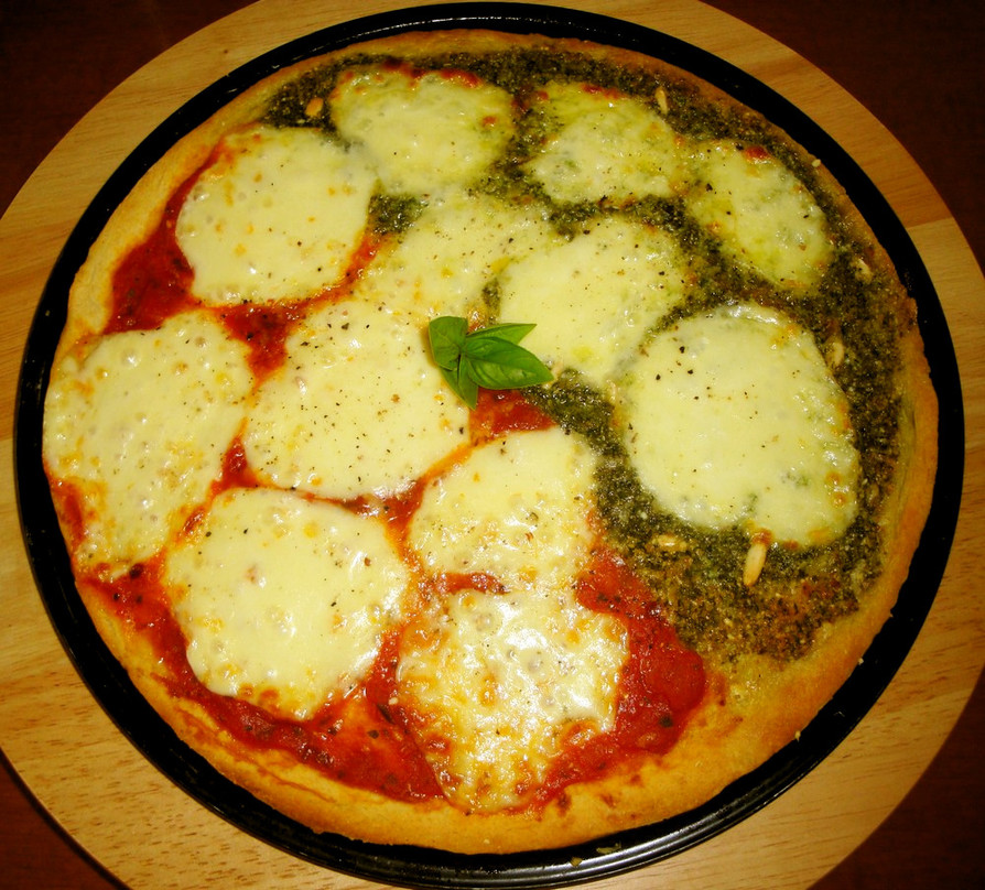 ジェノベーゼとマルガリータのピザの画像