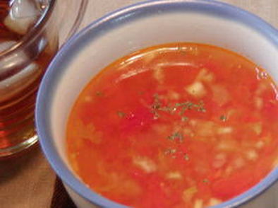 セロリの葉とトマトの簡単スープの写真